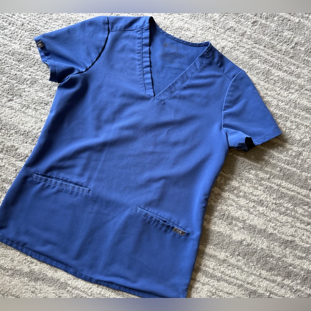 FIGS Scrub Top double pockets